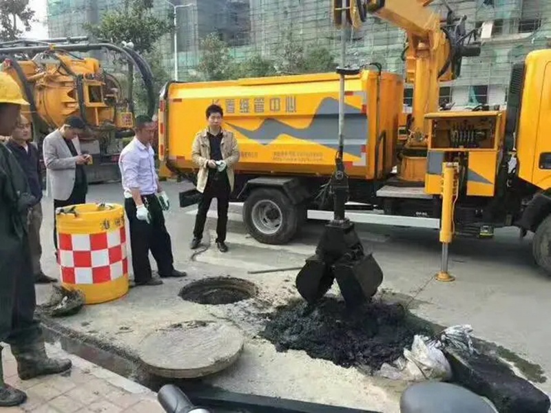 火炬开发区街道街道：网格员化身“清道夫”，为民解忧疏通“堵心”化粪池