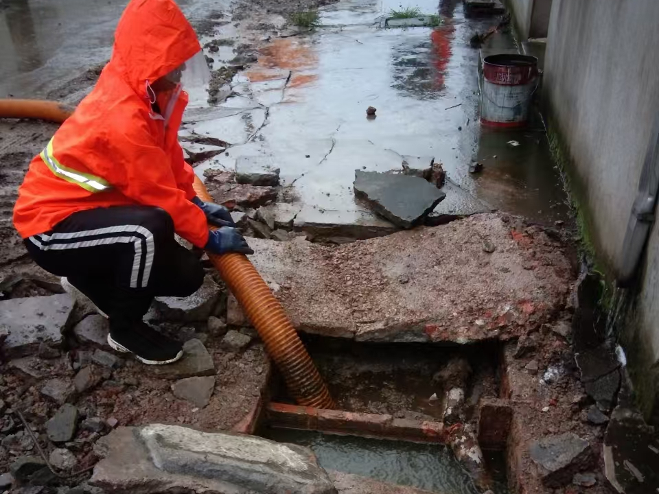 火炬开发区街道专业清理污水池 炜誉市政以规范流程守护城市 “肠道”