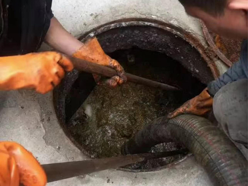 火炬开发区街道清理化粪池时如何避免沼气的危害？